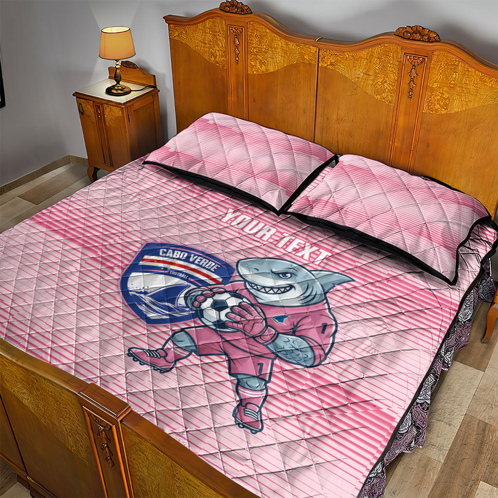 Cabo Verde Football 2026 Custom Quilt Bed Set Tubaroes Azuis Goalkeeper Pink Jersey