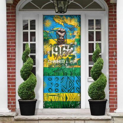 Rwanda Independence Day Door Cover Distressed Grunge Flag Design - Broken Chains And 1962 Graphic